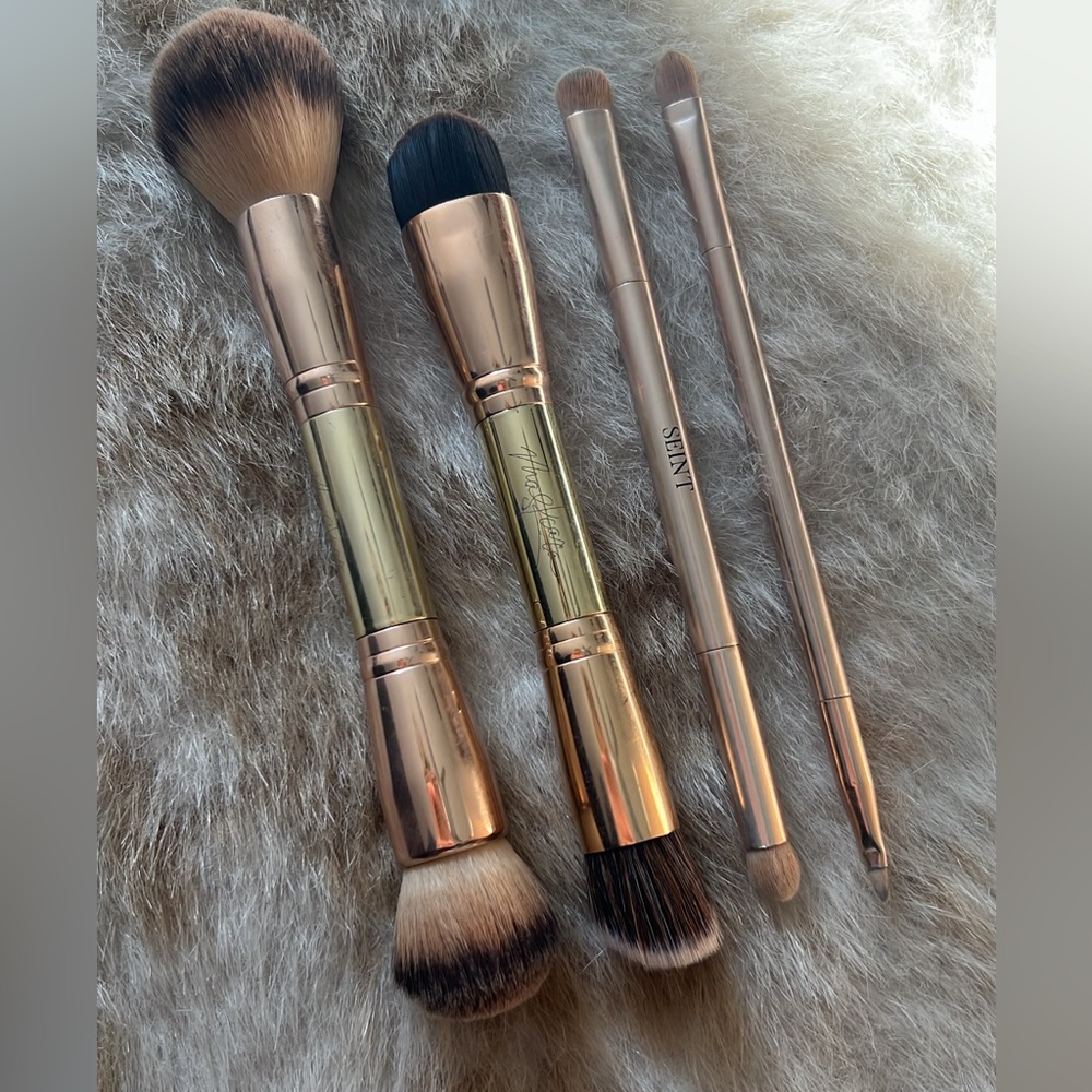 SEINT makeup pallets and brushes